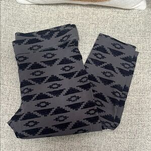 VS PINK Gray & Black Patterned Leggings-Size Large